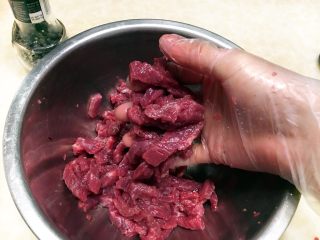 黑椒牛肉盖浇饭,里脊肉抓匀至这种状态方可，可以看出牛肉极嫩极细腻。