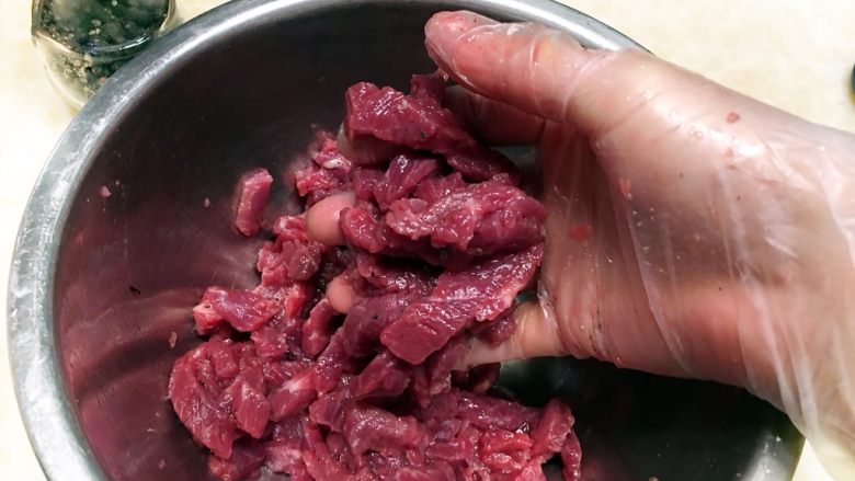 黑椒牛肉盖浇饭,里脊肉抓匀至这种状态方可，可以看出牛肉极嫩极细腻。