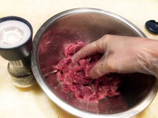 黑椒牛肉盖浇饭,加入黑胡椒碎继续抓匀里脊肉，过程要耐心，所需时间三分钟。