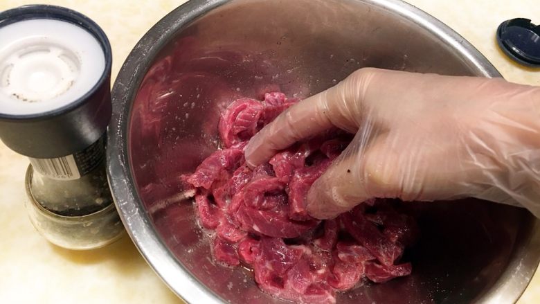 黑椒牛肉盖浇饭,加入黑胡椒碎继续抓匀里脊肉，过程要耐心，所需时间三分钟。