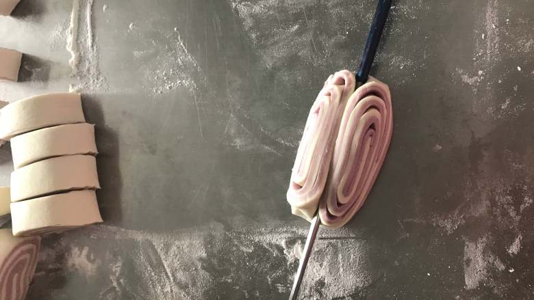 紫薯双色花卷 层数超多,用细细的筷子用力压下去