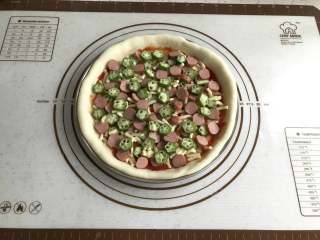 秋葵肉肠披萨,再把剩下的称葵和火腿肠全部铺上。。