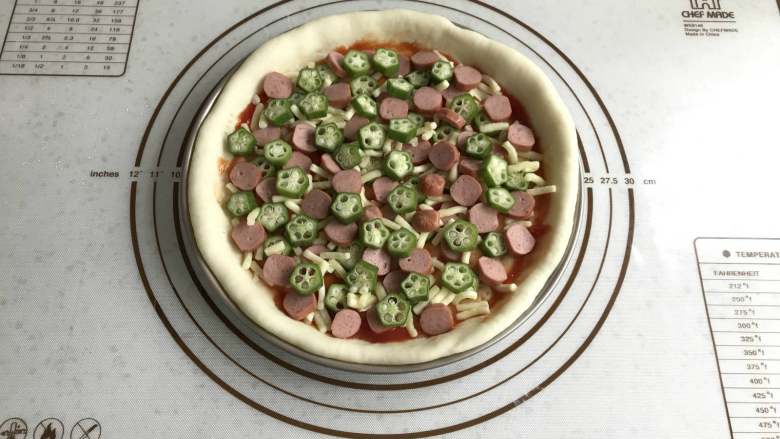 秋葵肉肠披萨,再把剩下的称葵和火腿肠全部铺上。。