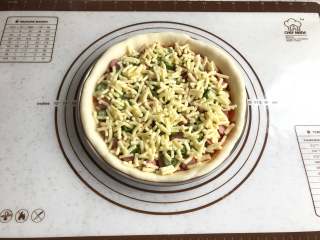 秋葵肉肠披萨,最后铺上满满的马苏里拉奶酪。