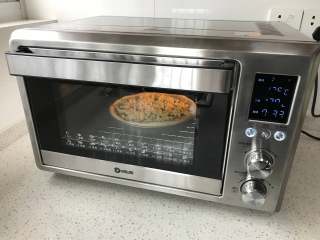 秋葵肉肠披萨,放入东菱岩烤烤箱，选择披萨模式，烘烤30分钟左右。