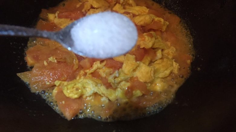 西红柿炒鸡蛋,一勺味精，翻炒均匀就可以出锅了