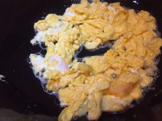 西红柿炒鸡蛋,下入打好的鸡蛋，鸡蛋炒的块稍微大一点，乘出备用