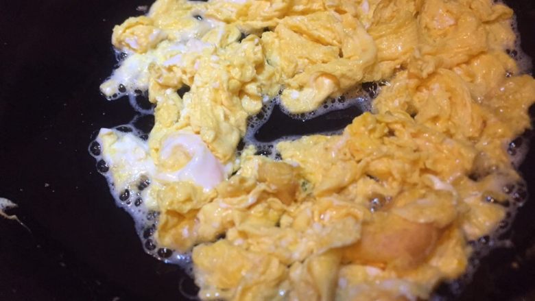 西红柿炒鸡蛋,下入打好的鸡蛋，鸡蛋炒的块稍微大一点，乘出备用