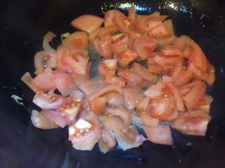 西红柿炒鸡蛋,接着炒西红柿，不用炝锅直接放入西红柿，煸炒