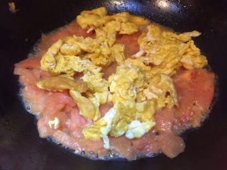 西红柿炒鸡蛋,西红柿软烂后倒入炒好的鸡蛋