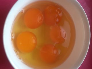 西红柿炒鸡蛋,鸡蛋多一点好吃，所以我打了5个