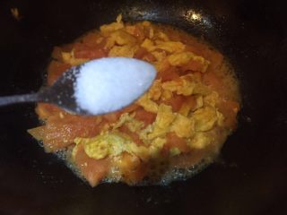 西红柿炒鸡蛋,接着放入一勺盐