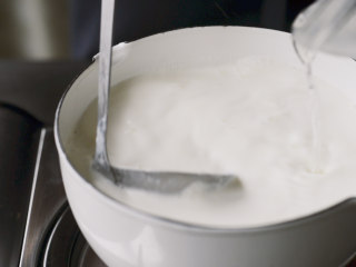自制奶油奶酪,加热到表面结起一层奶皮。用勺子搅拌，同时倒入40ml柠檬汁或白醋。然后关火，静置10分钟。