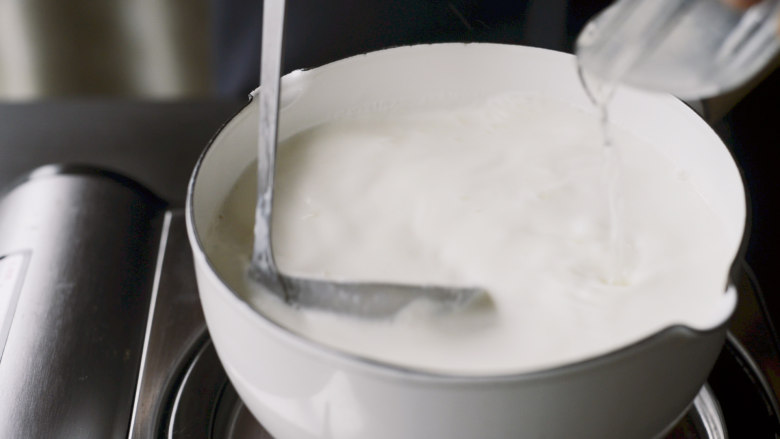 自制奶油奶酪,加热到表面结起一层奶皮。用勺子搅拌，同时倒入40ml柠檬汁或白醋。然后关火，静置10分钟。