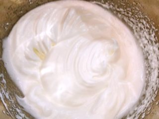 肉松蛋糕卷,用电动打蛋器打发，把蛋白打成湿性泡发的程度