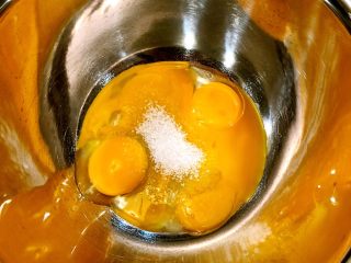 肉松蛋糕卷,蛋黄中先放入10克白糖，轻轻打散，不要将蛋黄打发了