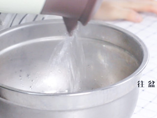 喷喷香枣糕,天冷将盆中倒入热水。