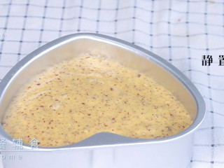 喷喷香枣糕,切拌均匀后，枣糊倒入8寸的模具内，能有7、8分满，烤完是跟模具齐平的。静置5分钟。