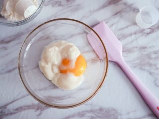 宝宝辅食之酸奶松饼（无泡打粉版）,把鸡蛋磕开，蛋清待用，酸奶倒入蛋黄中