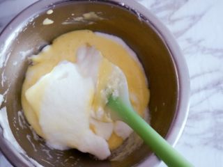 宝宝辅食之酸奶松饼（无泡打粉版）,翻拌均匀，这个时候拿出平底锅