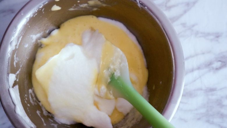 宝宝辅食之酸奶松饼（无泡打粉版）,翻拌均匀，这个时候拿出平底锅