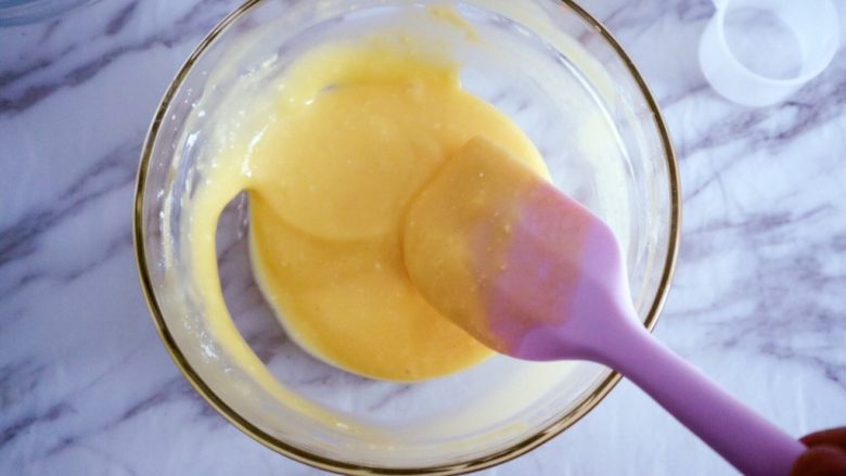 宝宝辅食之酸奶松饼（无泡打粉版）,均匀后如图，是有流动性的很粘稠