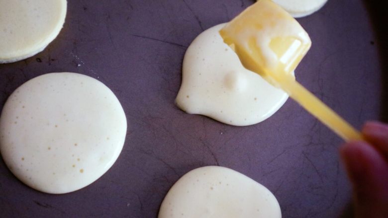 宝宝辅食之酸奶松饼（无泡打粉版）,用勺子舀出面糊倒入平底锅中，因为是浓稠的面糊直接倒入就会成圆形不用刻意