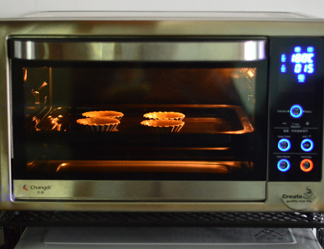 芒果紫薯塔,烤箱预热170度，放入烤箱中层
