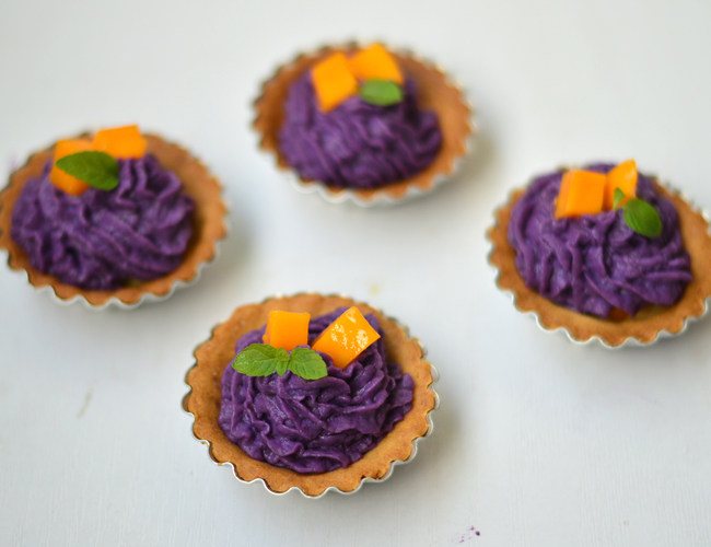 芒果紫薯塔,挤上紫薯泥，再摆上芒果肉丁即可