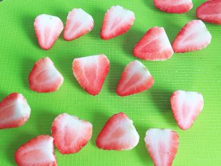 草莓装饰慕斯蛋糕,大致估算出八寸圆模所需的草莓个数（切半），草莓大小不一因此无法确定具体数量。