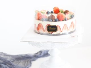 草莓装饰慕斯蛋糕,装饰上自己喜欢的水果，冷藏过夜口感更佳。