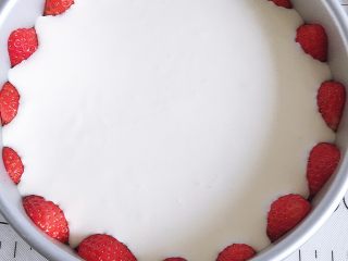 草莓装饰慕斯蛋糕,倒入慕斯液，轻轻晃动。