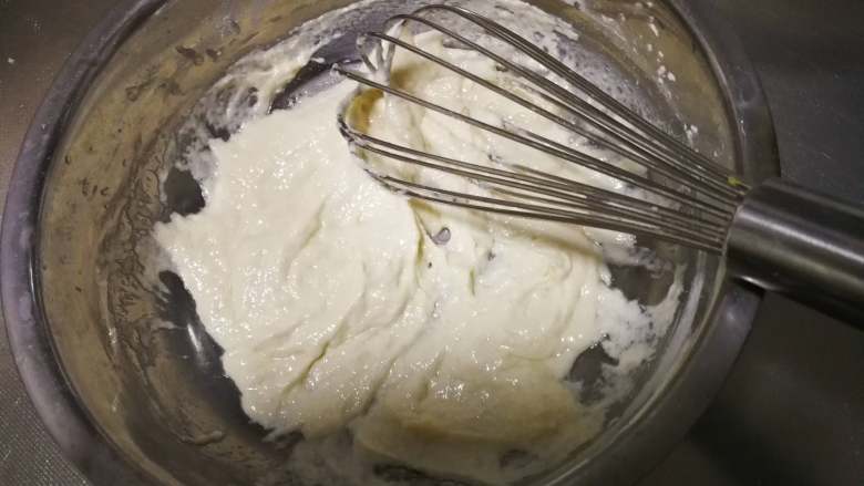 奶牛纹-肉松卷,筛入低粉， 用画Z字型的方式拌均至无干粉