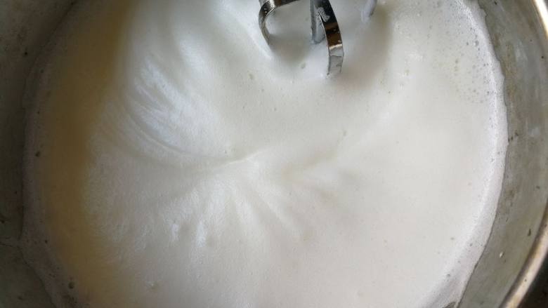奶牛纹-肉松卷,调中速打至泡沫细腻时再加入三分之一白糖继续打发。