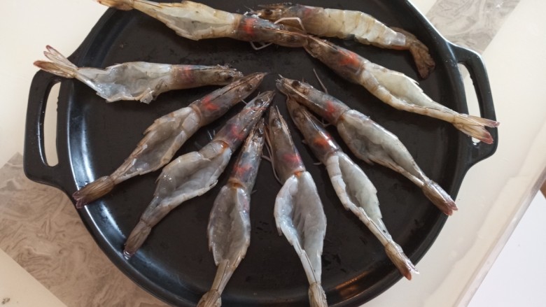 芝士肉泥焗虾,把虾摆在烤盘上