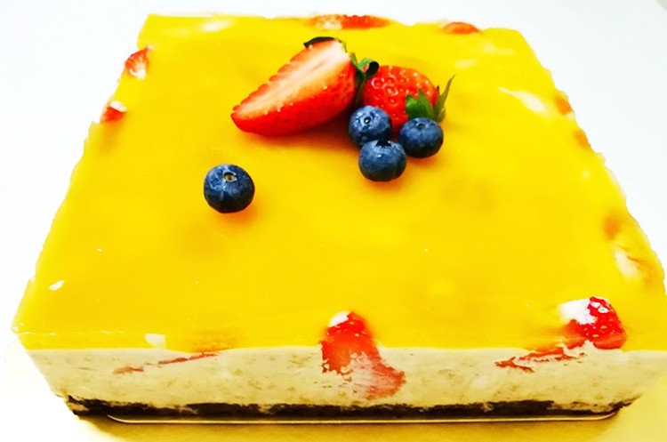 简单易学—8寸芒果慕斯免烤蛋糕,表面可随意装饰，喜欢就好！