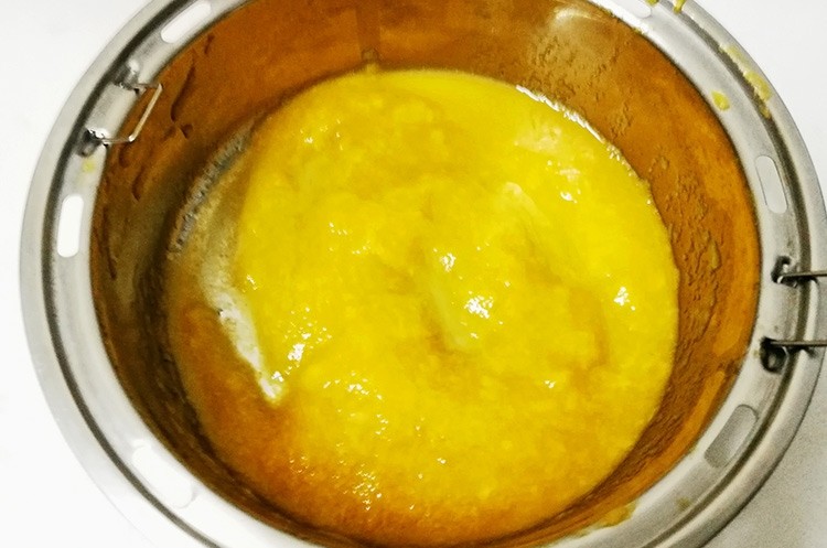 简单易学—8寸芒果慕斯免烤蛋糕,打碎的芒果留出3勺做镜面