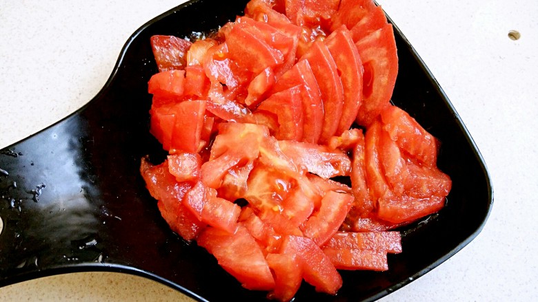 酸甜口~茄汁花菜,去皮后的番茄切成小块备用