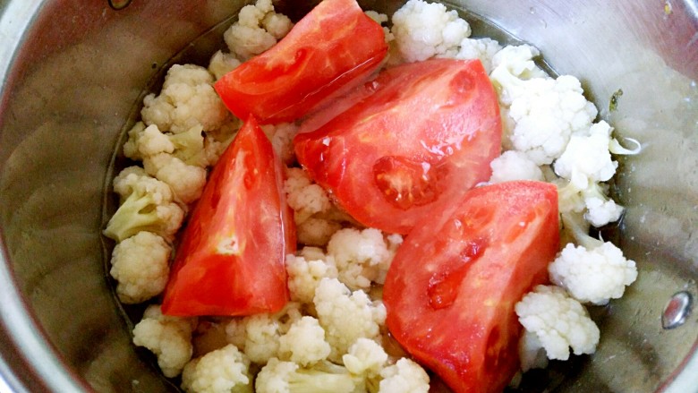 酸甜口~茄汁花菜,锅中水烧开，将菜花放进去烫熟，顺便将番茄烫一下好去皮