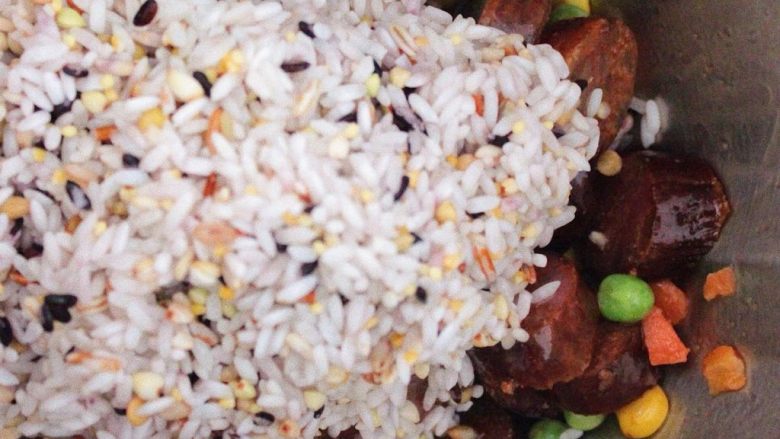 简单快手腊肠焖饭~ GOURMETmaxx西式厨师机版,放入米饭。