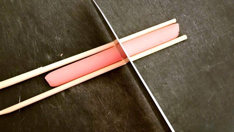 火腿干脆面,取一双细一点的筷子，放在火腿肠的两边（避免切断）然后切成小细纹