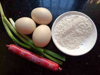 辅食计划+火腿葱花厚蛋烧,准备食材：火腿，鸡蛋，香葱，少许面粉。