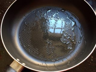 辅食计划+火腿葱花厚蛋烧,平底锅放适量玉米油，加热