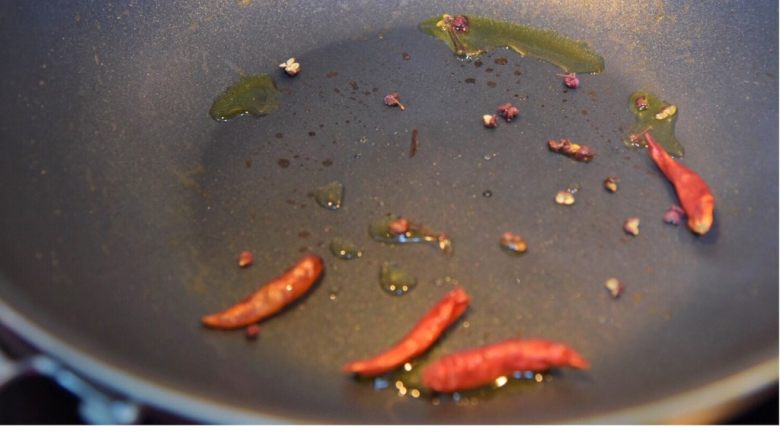 时蔬炒牛肉,热锅冷油，爆香辣椒花椒。