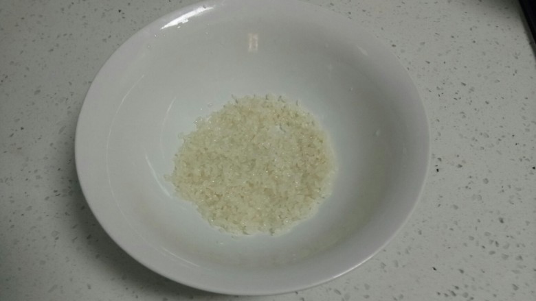 羊肉、蔬菜蒸米,大米洗净放在大海碗底。