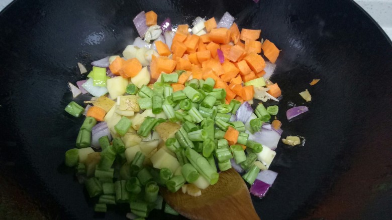 羊肉、蔬菜蒸米,放入胡萝卜、土豆、豆角。