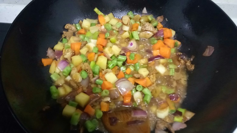 羊肉、蔬菜蒸米,倒入炒过的蔬菜丁