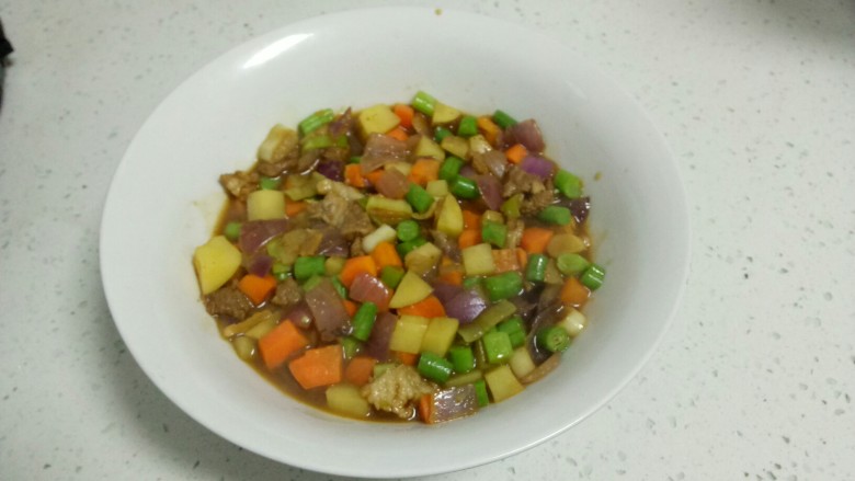 羊肉、蔬菜蒸米,倒入铺好大米的海碗中。
