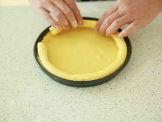 蓝莓乳酪派,切割下来的边角，揉面圆条，用手按压做成派皮的边