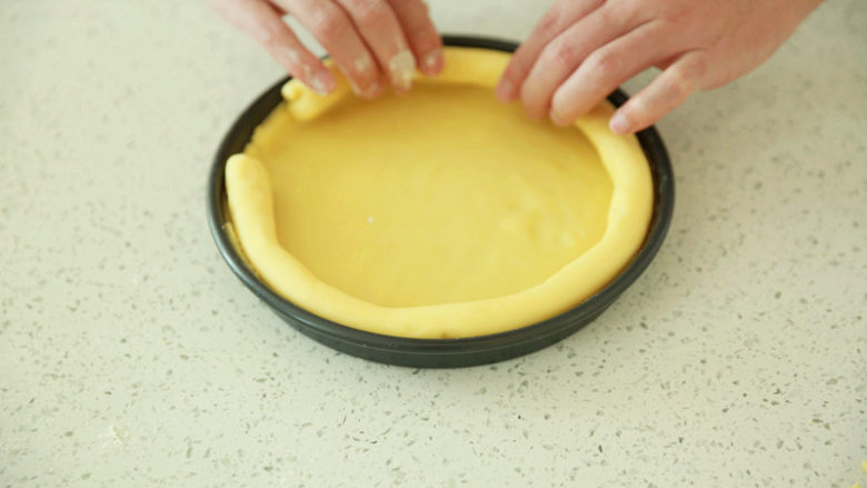 蓝莓乳酪派,切割下来的边角，揉面圆条，用手按压做成派皮的边